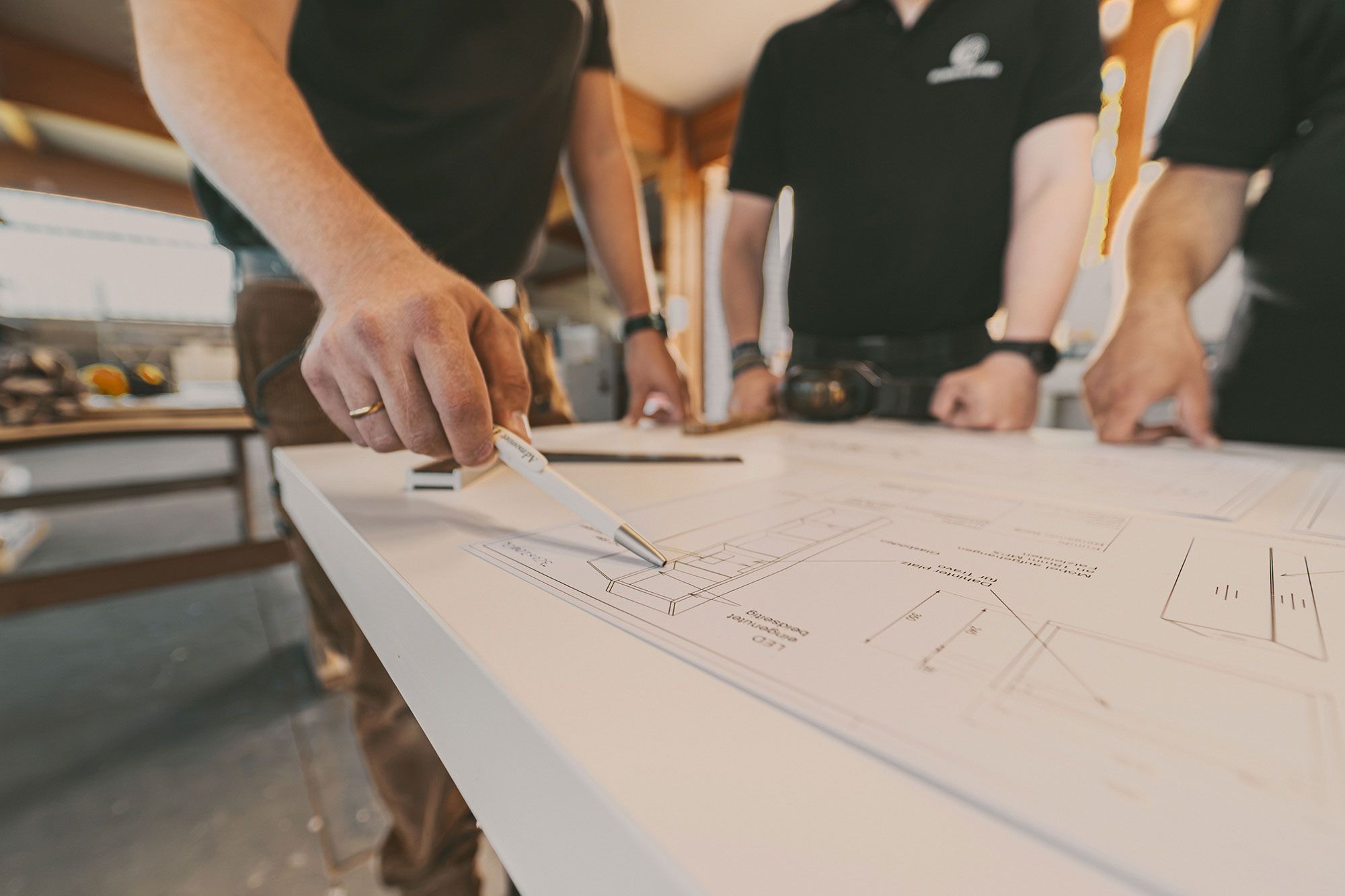 Planung von Brandschutzelementen anhand von Plänen am Werktisch