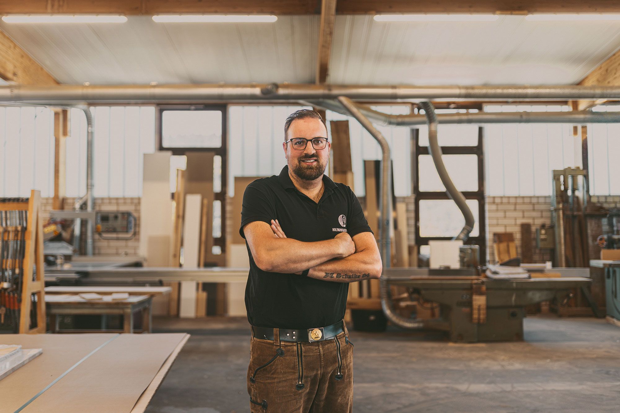 Porträt von Kevin Görgen, Tischlermeister und Inhaber der Holzmanufaktur Görgen